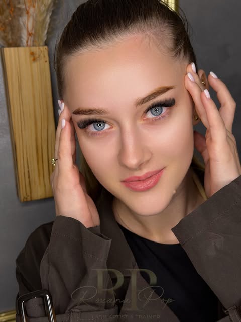 Clientă purtând un set elegant de extensii de gene realizat de Roxana